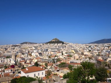 Güneşli bir günde Atina kenti Lycabettus tepesiyle yüksek açı manzarası 
