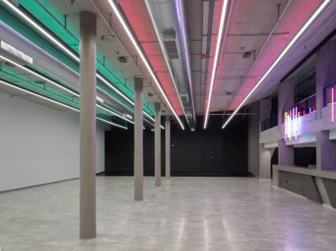 Boş, neon ışıkları olan modern bir salon. Yüksek kalite fotoğraf