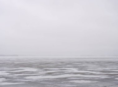 Sis kaplı donmuş göl manzarası. Yüksek kalite fotoğraf