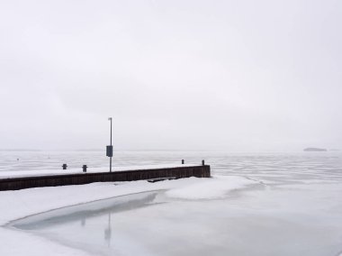 Donmuş göl ve sisli rıhtım manzarası. Yüksek kalite fotoğraf