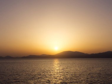 Ege Denizi üzerinde Idyllic gün batımı. Saronik Körfezi 'ndeki Hydra adasından görüntü. Yunanistan. 