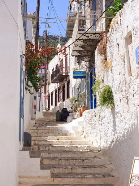 Güneşli bir günde resimli Hydra sokakları, Saronik Körfezi, Yunanistan 