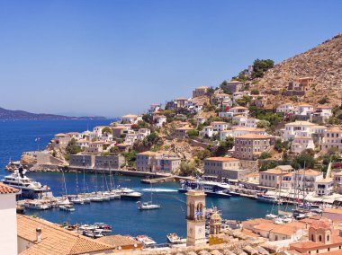 Güneşli yaz gününde Picturesque Hydra limanı, Saronic Körfezi, Ege Denizi, Yunanistan 