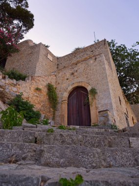 Yunanistan 'ın Saronik Körfezi' ndeki Hydra adası alçak açılı merdivenli eski taş bina. 