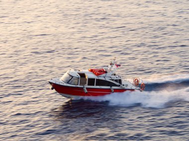 Gün batımında Hydra adasında taksi nakliye gemisi. Saronik Körfezi, Ege Denizi, Yunanistan 