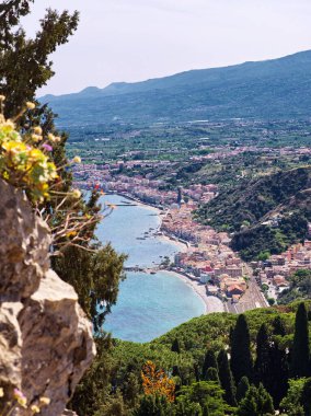 Sicilya kıyıları Giardini Naxos Taormina tiyatrosundan görüldü. Güneşli bir yaz gününde Etna Dağı sırtında. 