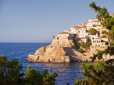 Hydra adası limanı ve deniz manzarası günbatımı renklerinde. Saronik Körfezi, Yunanistan 