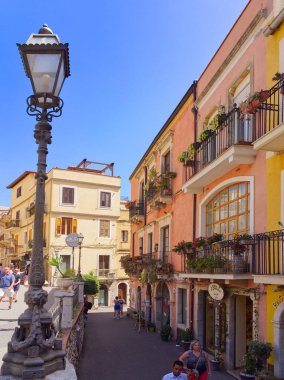 Taormina, İtalya - 24 Mayıs 2024: Taormina caddeleri yaz boyunca insanlarla doludur. Sicilya. 