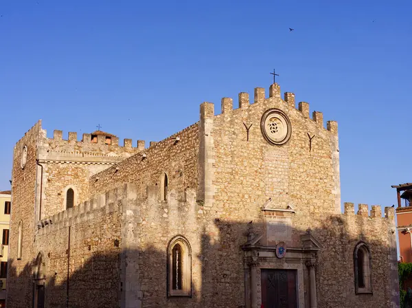 Taormina, İtalya - 24 Mayıs 2024: Taormina Duomo San Nikolas Kilisesi yaz günbatımı renkleri ve gölgeleri, Sicilya 