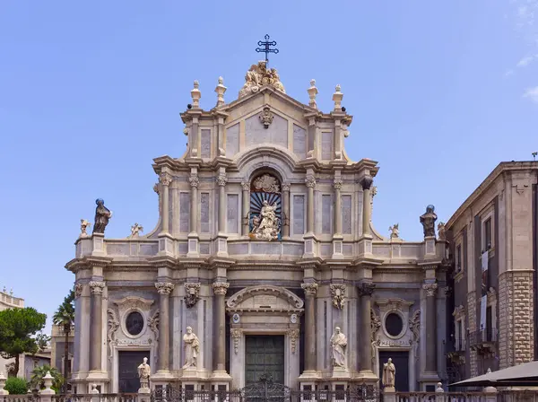 Güneşli bir yaz gününde Aziz Agatha kilisesinin ön cephesi. Katanya, Sicilya 