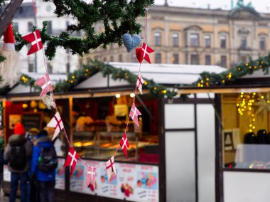 Danimarka 'nın başkenti Kopenhag' da bir Noel pazarında süs olarak asılı Danimarka bayrakları 