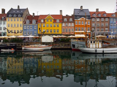 Kopenhag, Danimarka - 7 Aralık 2023: Kopenhag, Danimarka 'da Noel boyunca Renkli Nyhavn limanı, kanal ve eğlence bölgesi 