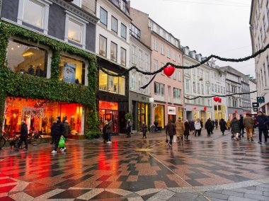 Kopenhag, Danimarka - 7 Aralık 2023: Kalabalık Kopenhag şehir merkezi caddeleri yayalarla süslenmiş Noel atmosferinin tadını çıkarıyor