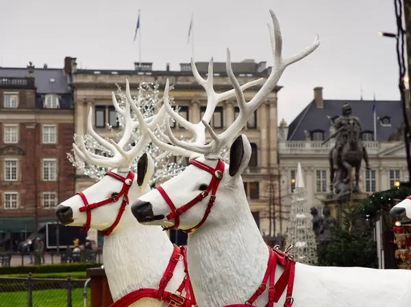Noel pazarında yakın plan ren geyiği dekorasyonu, Kopenhag, Danimarka 