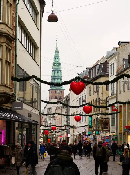 Kopenhag, Danimarka - 7 Aralık 2023: Kalabalık Kopenhag şehir merkezi caddeleri yayalarla süslenmiş Noel atmosferinin tadını çıkarıyor