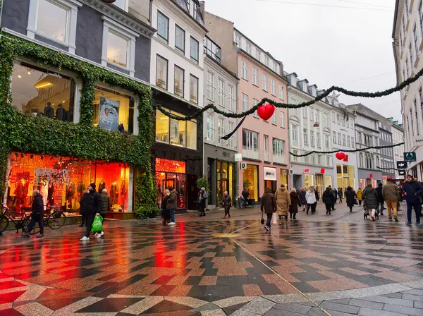 Kopenhag, Danimarka - 7 Aralık 2023: Kalabalık Kopenhag şehir merkezi caddeleri yayalarla süslenmiş Noel atmosferinin tadını çıkarıyor
