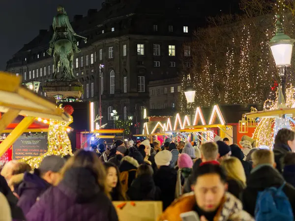 Kopenhag, Danimarka - 7 Aralık 2023 Kopenhag 'da kalabalık bir Noel pazarı ve şenlikli atmosferin keyfini çıkaran insanlar 