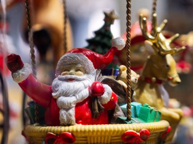 Noel Baba figürünün el salladığı minyatür Noel sahnesi.