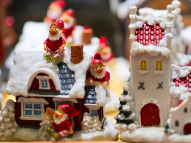 Noel Baba 'nın goblin heykelcikleri ve karla kaplı küçük evlerinin olduğu minyatür bir Noel sahnesi. 
