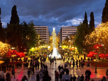 Atina, Yunanistan - 1 Aralık 2024: İnsanlarla dolu Noel ağacıyla sintagma meydanı 