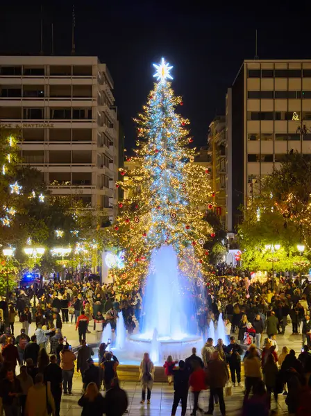 Atina, Yunanistan - 1 Aralık 2024: İnsanlarla dolu Noel ağacıyla sintagma meydanı 