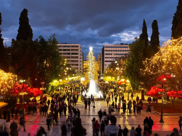 Atina, Yunanistan - 1 Aralık 2024: İnsanlarla dolu Noel ağacıyla sintagma meydanı 