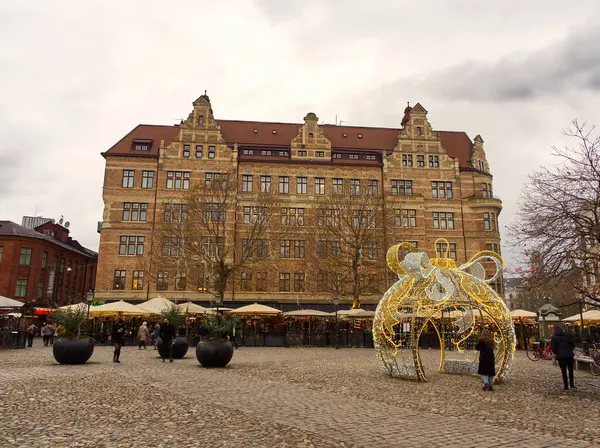 Malmö, İsveç - 8 Aralık 2023: Malmö Lilla Torg şehir meydanı 