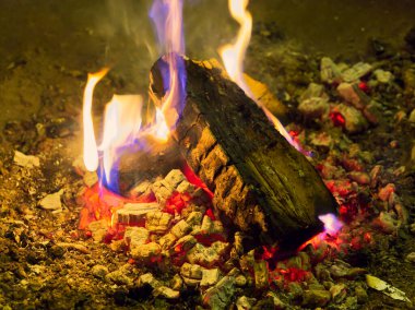 Şömineye yakın çekim ve kütük yakma. Yüksek kalite fotoğraf