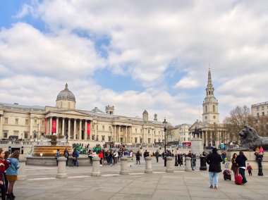 Londra, Birleşik Krallık - 28 Mart 2019: Bulutlu bir günde Ulusal Galeri ve St. Martin-in-the-Fields Kilisesi ile Trafalgar Meydanı