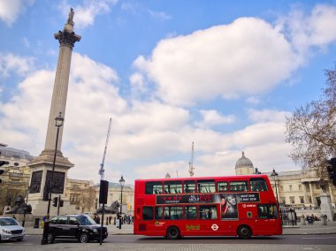 Londra, Birleşik Krallık - 28 Mart 2019: Trafalgar Meydanı 'nda kırmızı çift katlı otobüs Nelson' s Column ve Ulusal Galeri görünür
