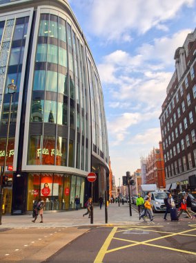 Londra, Birleşik Krallık - 28 Mart 2019: Folli Follie mağazası işlek Londra sokak köşesinde yayalarla dolu eğri cam bina