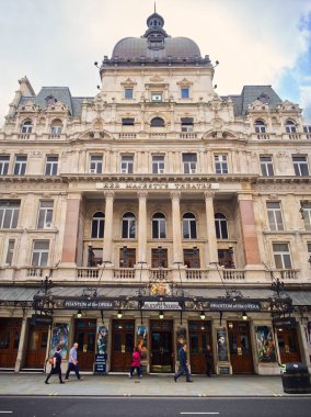 Londra, Birleşik Krallık - 28 Mart 2019: Majestelerinin Londra 'daki Tiyatrosu' nun gösterişli cephesi, Opera 'nın Hayaleti' ni gösteriyor