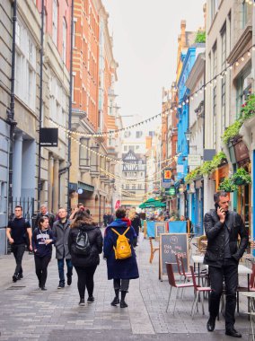 Londra, Birleşik Krallık - 28 Mart 2019: Bir Avrupa şehrinde tarihi binalar, dükkanlar ve yayalar ile canlı kentsel cadde