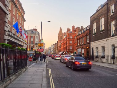 Londra, Birleşik Krallık - 28 Mart 2019: Londra 'da tarihi binalar, trafik ve yayaların olduğu canlı şehir manzarası