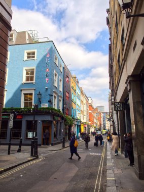 Londra, Birleşik Krallık - 28 Mart 2019: Renkli binalar, yayalar ve tipik Londra mimarisi ile canlı kentsel cadde