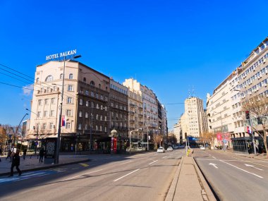 Belgrad, Sırbistan - 11 Ocak 2025: Belgrad 'da güneşli bir günde Hotel Balkan ve çevre binaların yer aldığı sokak sahnesi