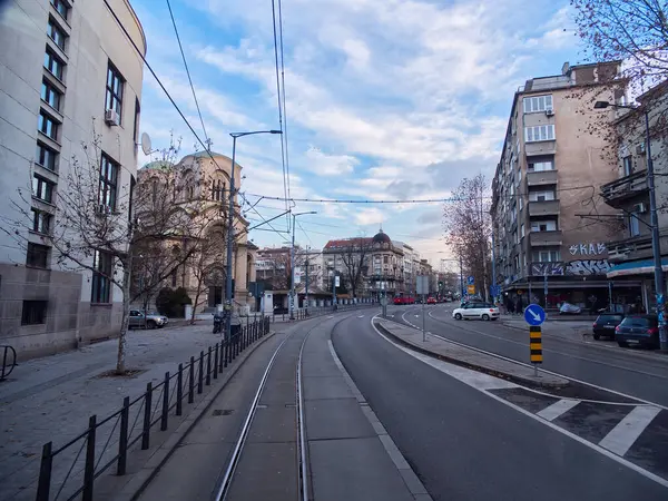 Belgrad, Sırbistan - 11 Ocak 2025: Tramvay hatları, eski ve modern binalar, Doğu Avrupa 'da bulutlu gökyüzü