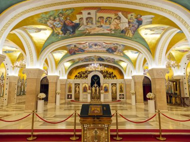Altın kemerler, freskler ve Bizans tarzında ikonostaz içeren lüks bir kilise. Saint Sava Kilisesi, Belgrad