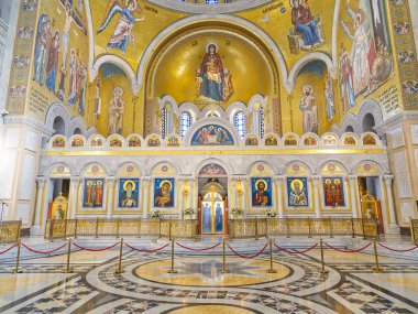 Bolca dekore edilmiş Ortodoks kilisesi içi altın mozaikler, ikonostaz ve kubbeli tavan ile süslenmiş. Saint Sava Kilisesi, Belgrad