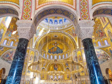Özenle hazırlanmış mozaikleri, kemerleri ve mermer kolonları olan Bizans tarzı bir katedralin içi. Saint Sava Kilisesi, Belgrad