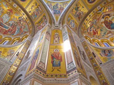 Kubbeli tavanı ve dini bir binanın duvarlarını süsleyen karmaşık altın Bizans mozaikleri. Saint Sava Kilisesi, Belgrad