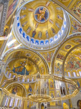 Özenle hazırlanmış altın mozaikler ve dini tasvirlerle dolu Bizans tarzı bir katedralin göz kamaştırıcı iç mekanı. Saint Sava Kilisesi, Belgrad