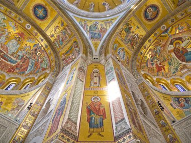 Bizans tarzı bir kilisenin şaşaalı iç mimarisi. Dini sahneleri özenle betimleyen altın mozaikler. Saint Sava Kilisesi, Belgrad