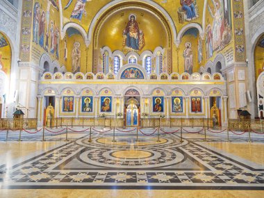 Müsrif dekore edilmiş kilise içi altın mozaikler, ikonlar ve karmaşık mermer döşemeler. Saint Sava Kilisesi, Belgrad