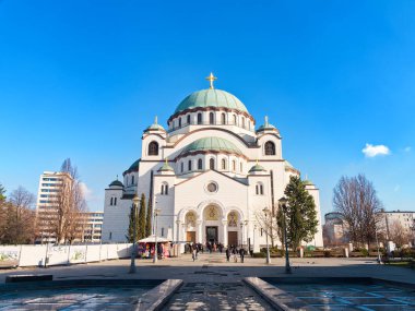 Güneşli bir günde açık mavi gökyüzü ile Belgrad 'daki görkemli Aziz Sava Tapınağı