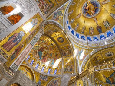 Özenle hazırlanmış altın mozaikleri, kubbeleri ve dini eserleri olan Bizans tarzı bir kilisenin içinde. Saint Sava Kilisesi, Belgrad