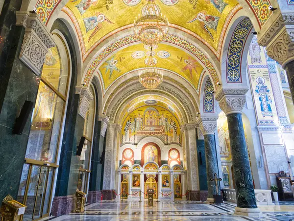 Altın kemerler, avizeler ve Bizans tarzında karmaşık mozaiklerle donatılmış görkemli bir kilise. Saint Sava Kilisesi, Belgrad