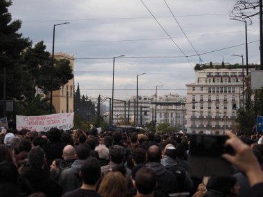Atina, Yunanistan - 28 Şubat 2025: Tempi tren kazasını protesto etmek için Atina şehir merkezinde büyük bir kalabalık toplandı.
