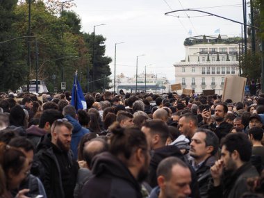 Atina, Yunanistan - 28 Şubat 2025: Atina sokaklarında meydana gelen Tempi tren kazasını protesto eden büyük bir kalabalık