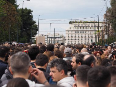 Atina, Yunanistan - 28 Şubat 2025: Atina şehir merkezinde meydana gelen Tempi tren kazasını protesto etmek için büyük bir kalabalık toplandı